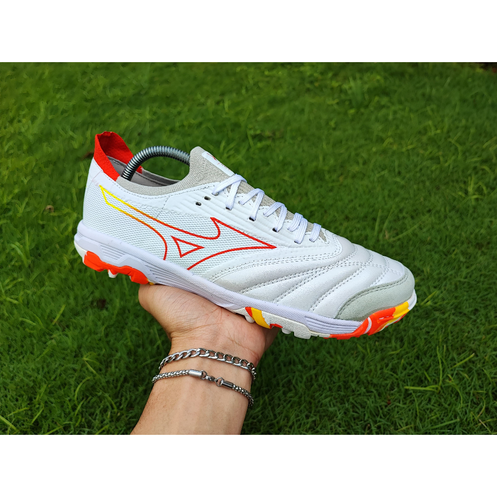 Sepatu Futsal Mizuno Morelia Neo Sala Beta Japan TF tapak gerigi mini soccer - White Fiery Coral Bol