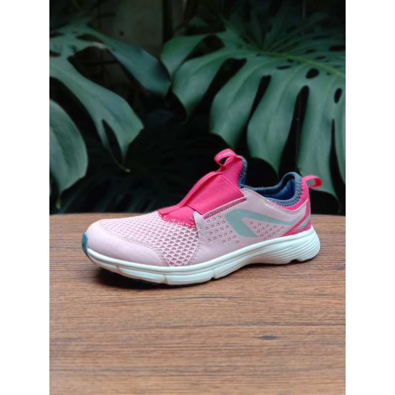 SEPATU SNEAKER DECATHLON KALENJI (PINK)