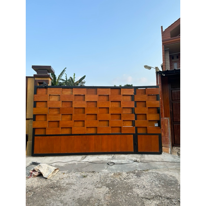 Pagar rumah minimalis besi hollo galvanis paduan conwood/grc motif kayu