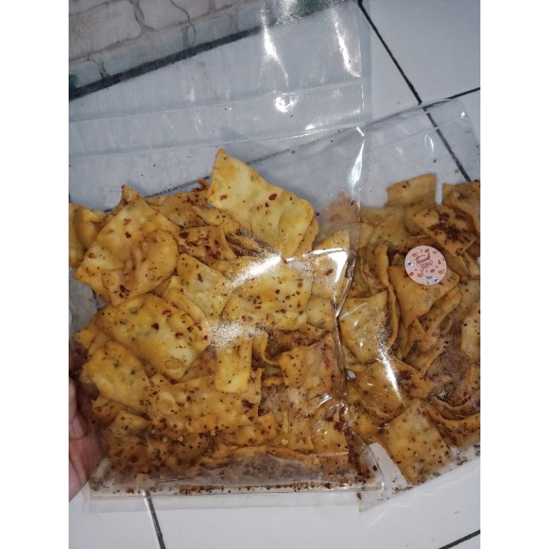 

keripik pangsit bawang pedas daun jeruk 200g