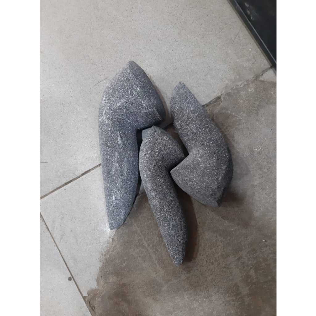 Ulekan panjang dari batu Gunung Merapi