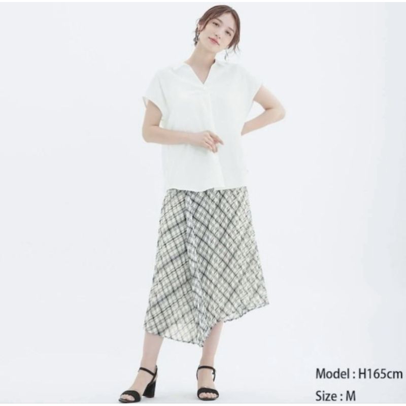 GU ASYMMETRIC PLEATED SKIRT