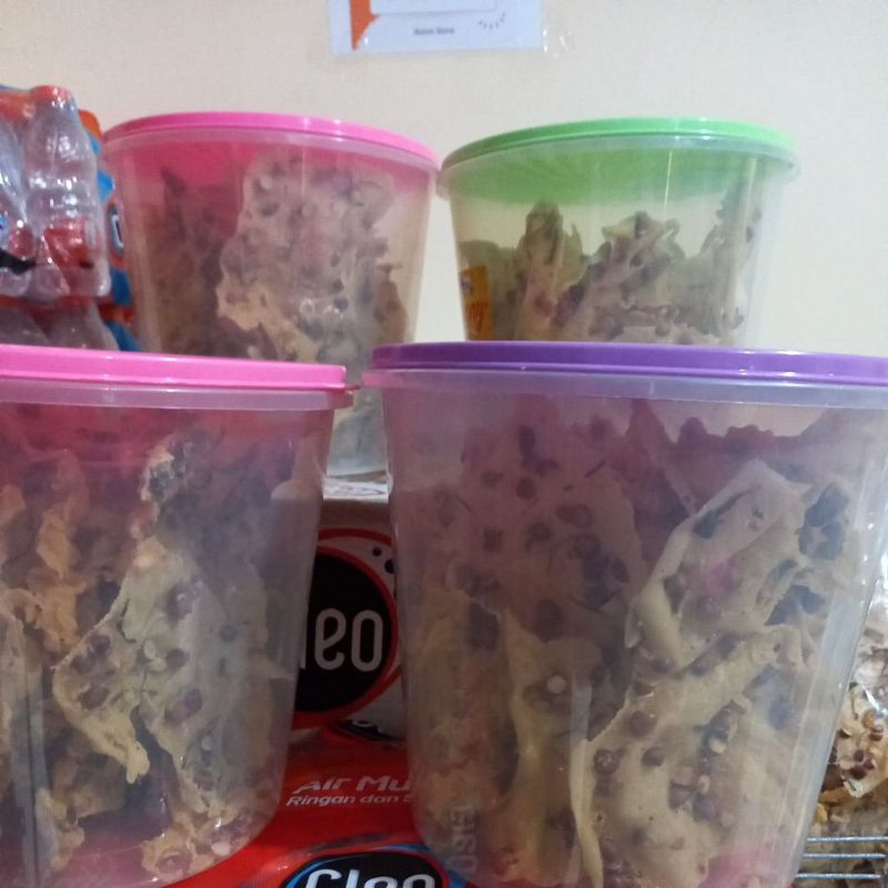 

Peyek dalam kemasan toples