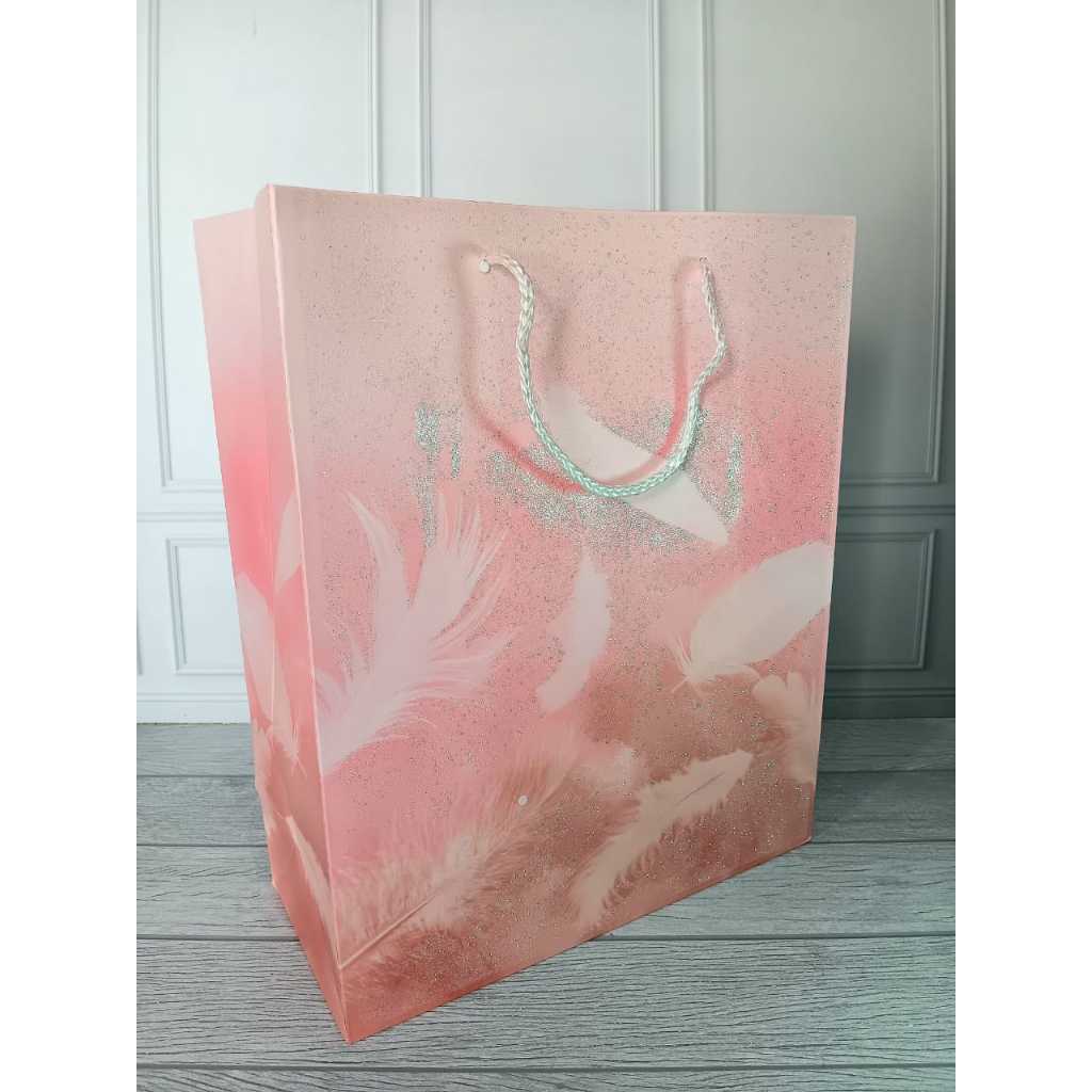 

PAPER BAG MOTIF BULU ANGSA GLITER/PAPER BAG GLITER