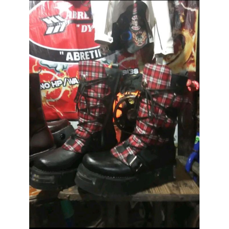 sepatu boots rock kombinasi bahan kotak