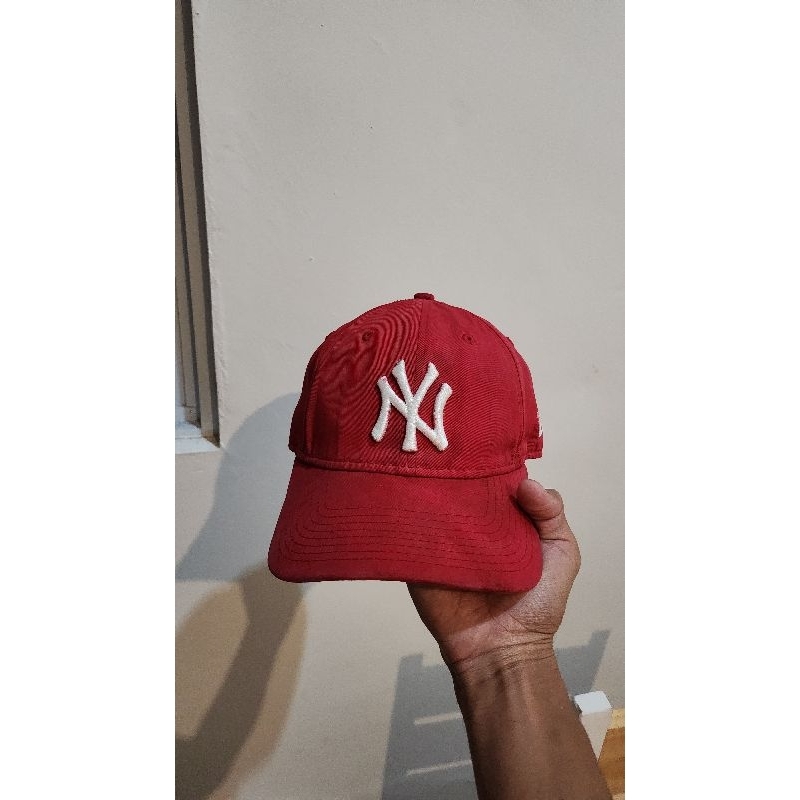 topi new era NY merah setelan