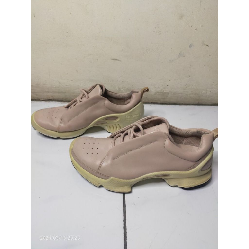 Preloved Sepatu Wanita ECCO BIOM C W