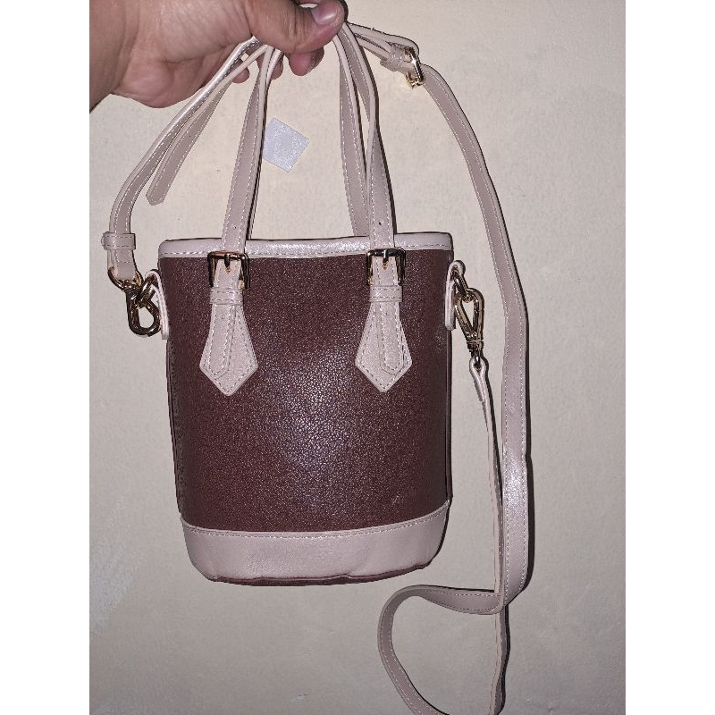 Esquire Bucket Sling Bag