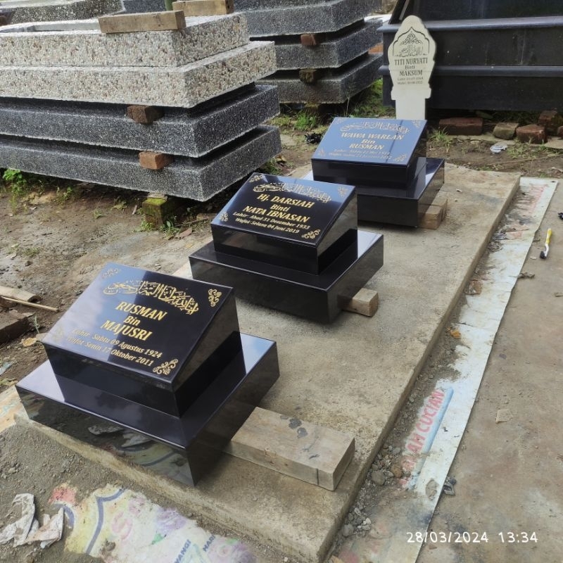 dudukan batu nisan