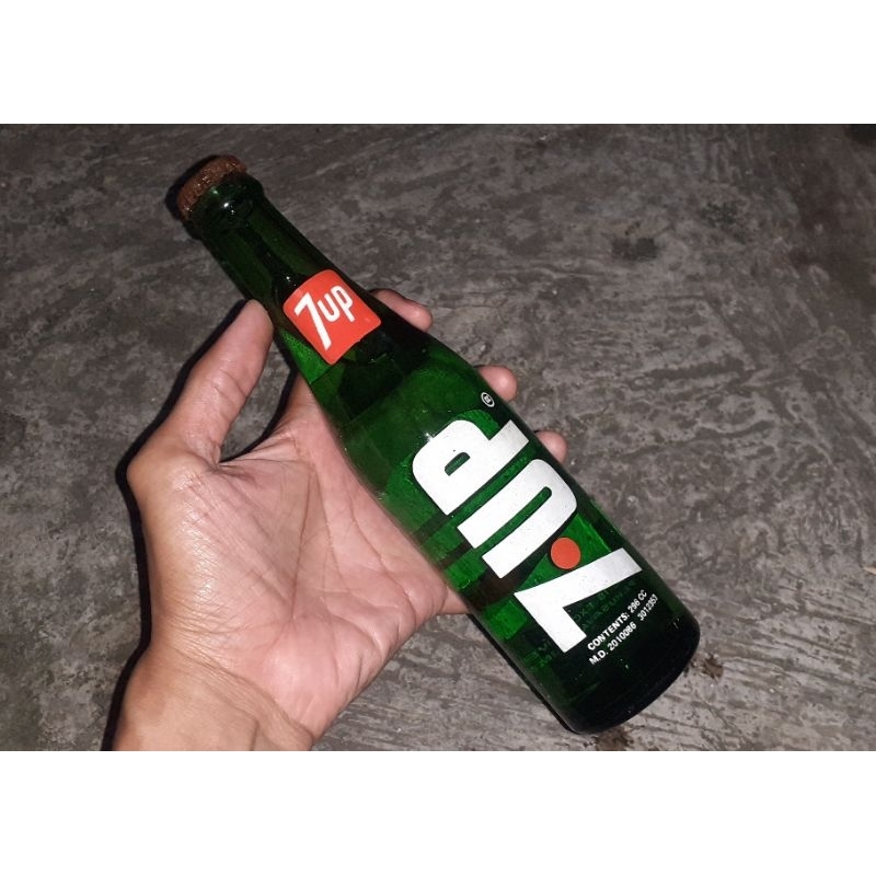 botol minuman 7up (isi masih ada)