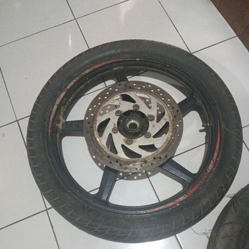 Velg racing original Yamaha Scorpio Z sepasang (depan dan belakang) beserta bannya