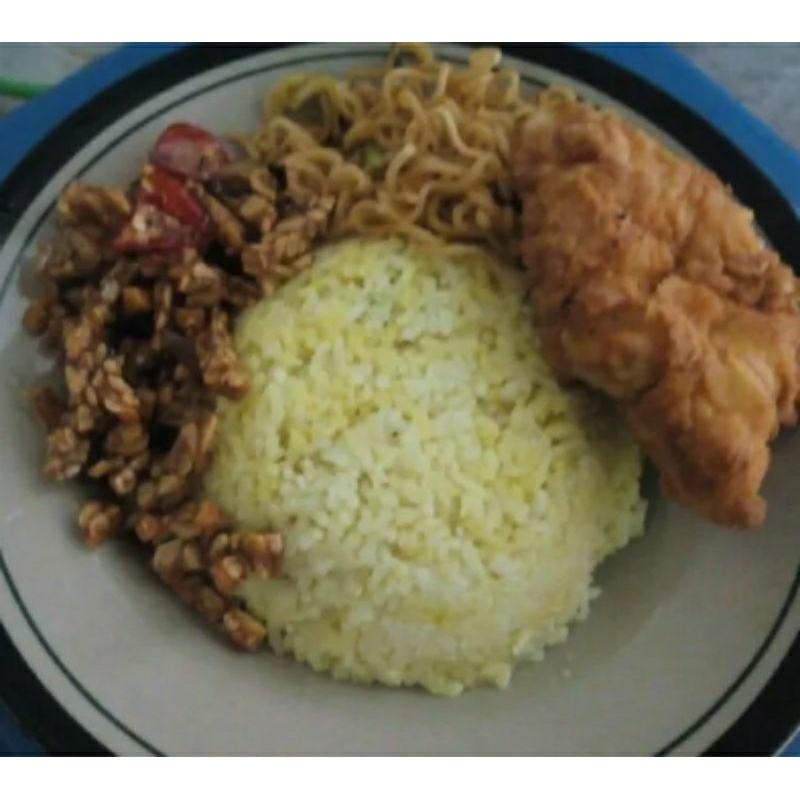 

nasi gurih ( nasi + ayam+ orek tempe+ mie goreng) isi 4 porsi