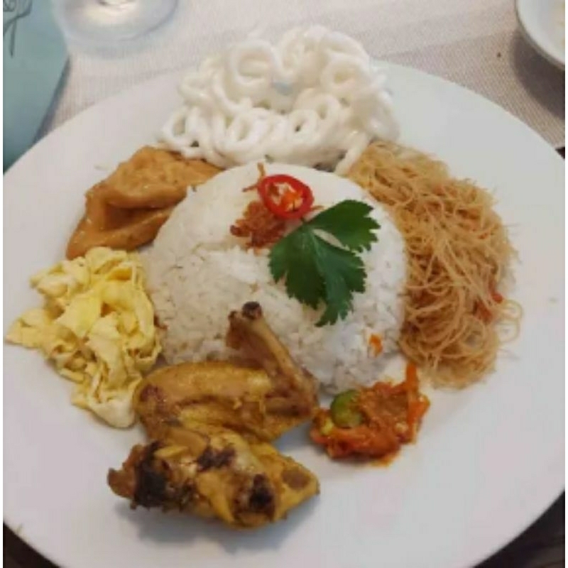 

nasi uduk ( nasi uduk+ ayam + telor+bihun+tempe+kerupuk) isi 4 porsi