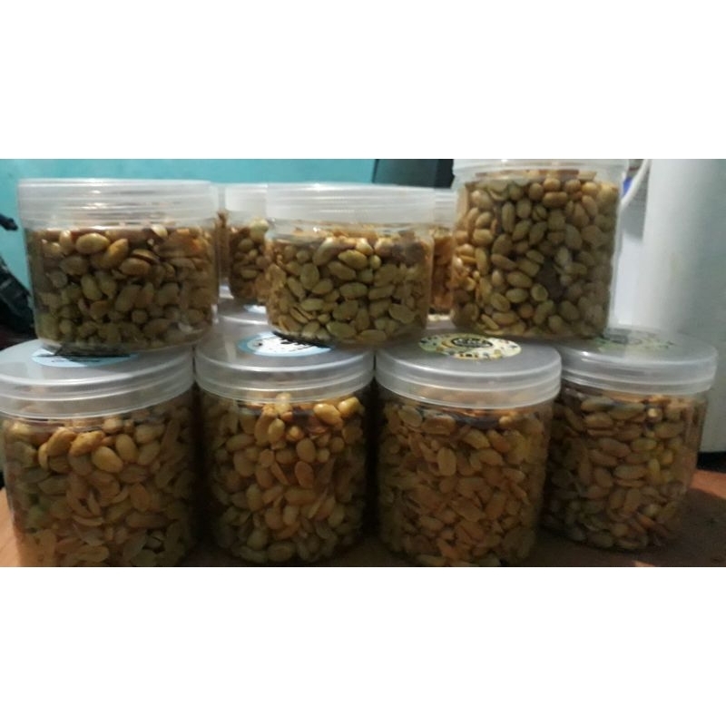 

kacang bawang putih, kacang bawang gurih renyah, kacang bawang goreng toples ukuran 400 ml