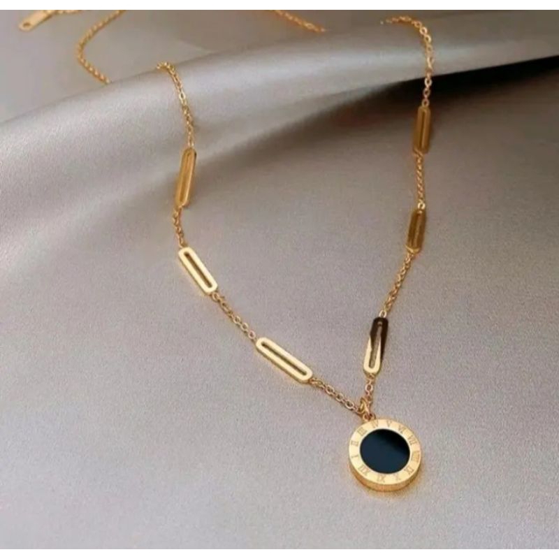 Kalung Wanita Liontin Bulat Hitam Romawi Titanium