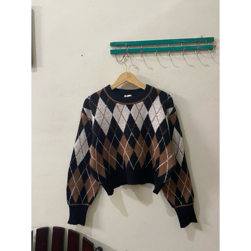 ❌booked❌ GU Uniqlo argyle knit sweater - sweater rajut motif ketupat - crop knit sweater