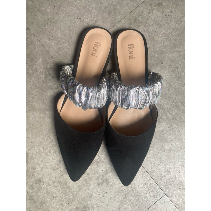 Preloved Sepatu Sandal Flat FIONI Hitam Silver