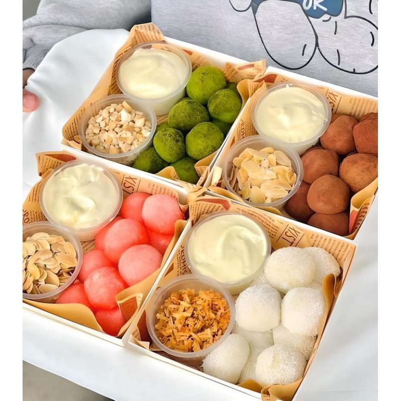 

Premium Mochi Mini Bites isi 12 Butir / Kulit Original Cokelat Stroberi Taro Matcha dengan Vla Cream Cheese Cocolan Oreo, Milo, Regal