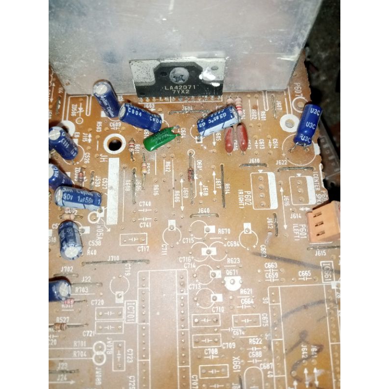 ic power LA42071 masih nempel pcb