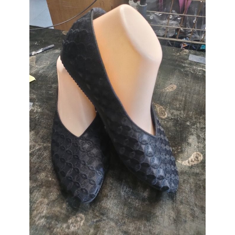 sepatu bordir hitam polos