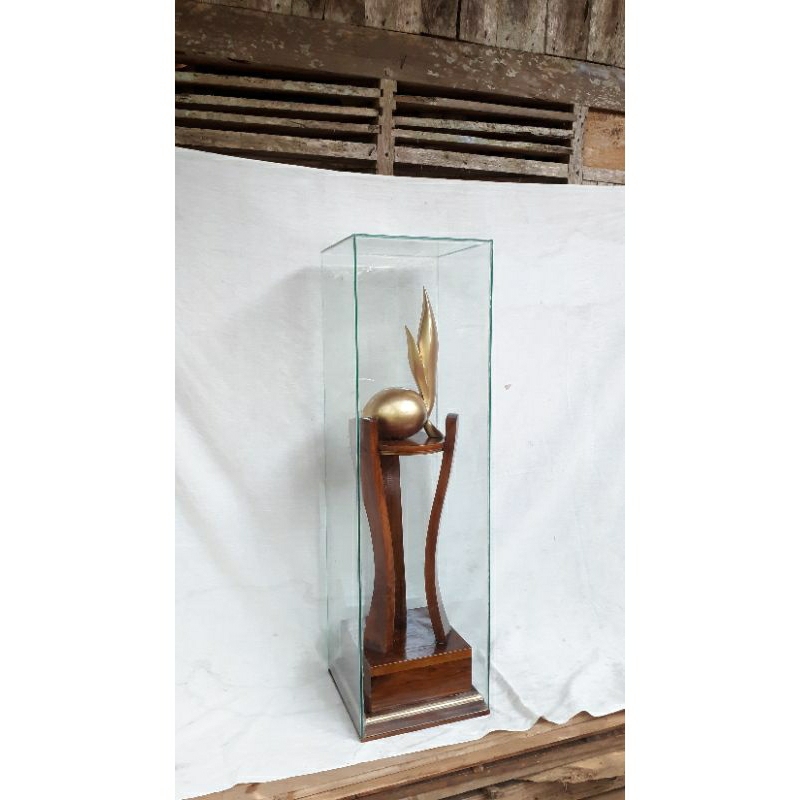 Piala bergilir pramuka tinggi 1  meter