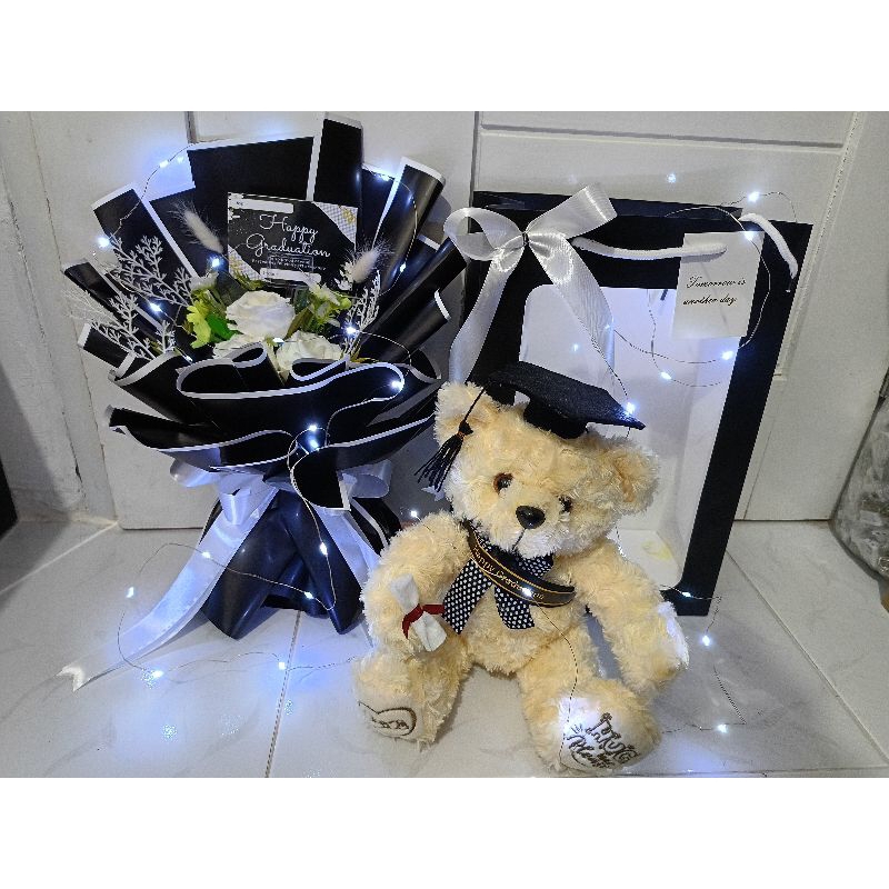 

BUKET WISUDA / BUNGA WISUDA / GIFT WISUDA / KADO WISUDA / HAMPERS WISUDA / BONEKA WISUDA