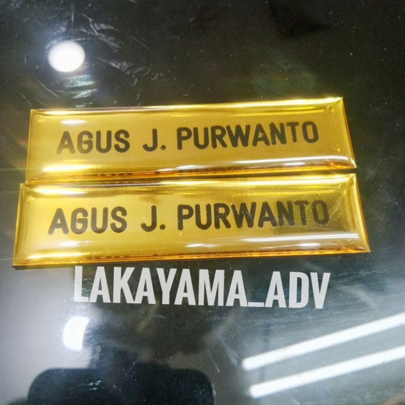 

name teg warna kuning emas dilapisi resin peniti / magnet