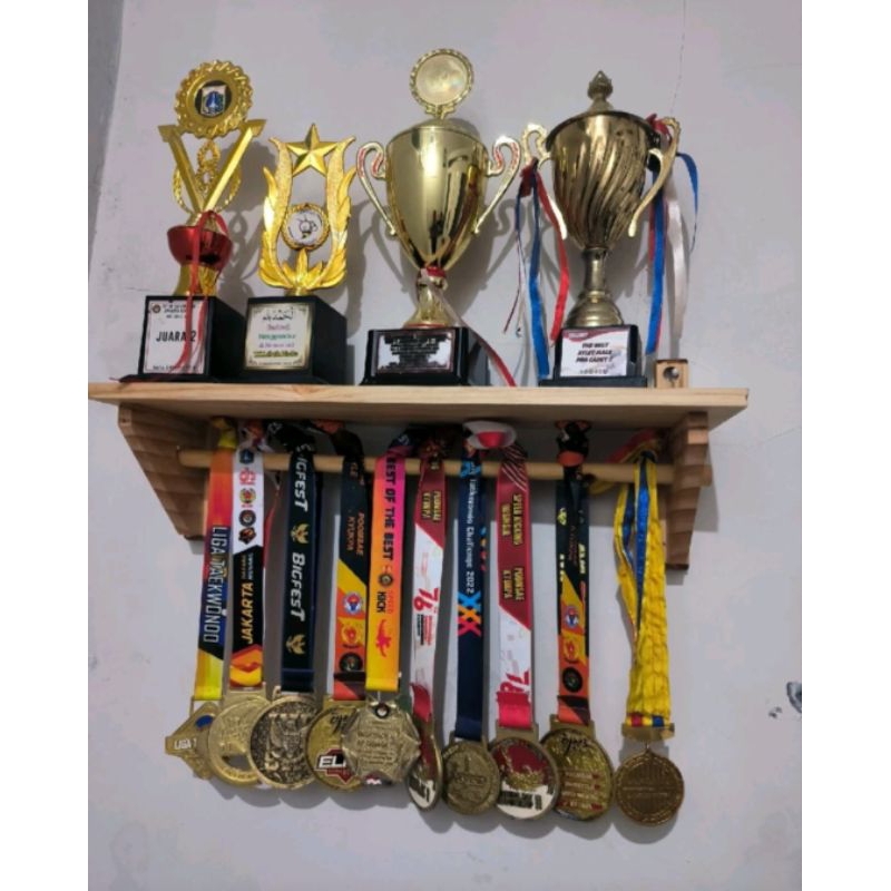 Rak Piala dan Gantungan medali Rak Display Portable / Gantungan Dinding Kayu Mahoni