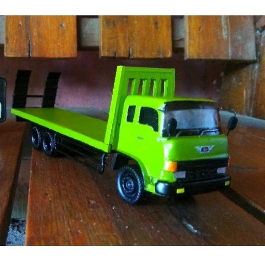 Miniatur truk Hino Ranger losbak