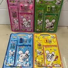 

ALAT TULIS SATU SET KARAKTER LUCU