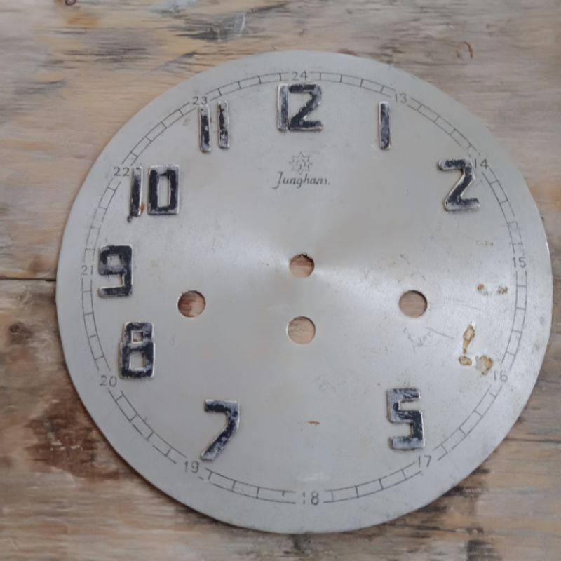 Plat jam dinding Junghans tiga lubang