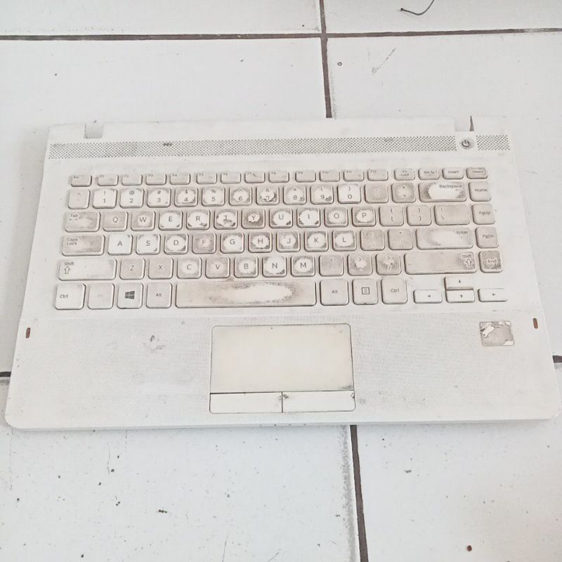 KESING CESING FREAME KYBOARD LAPTOP SAMSUNG 275E NP275E4V