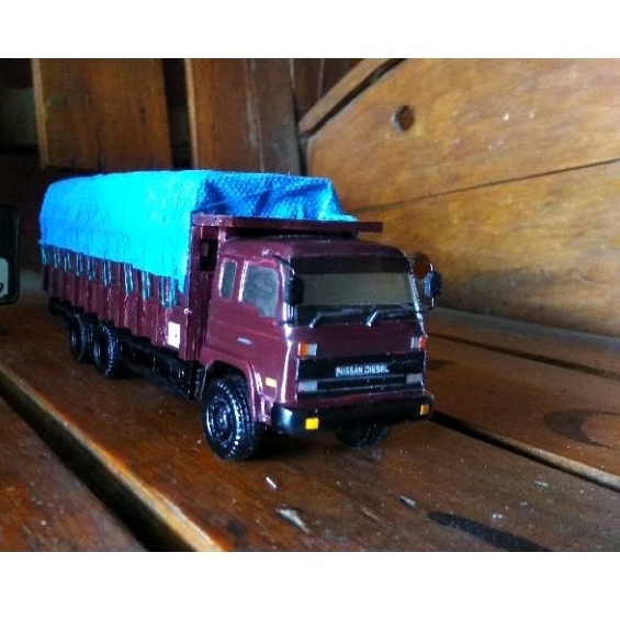 Miniatur truk Nissan diesel muatan
