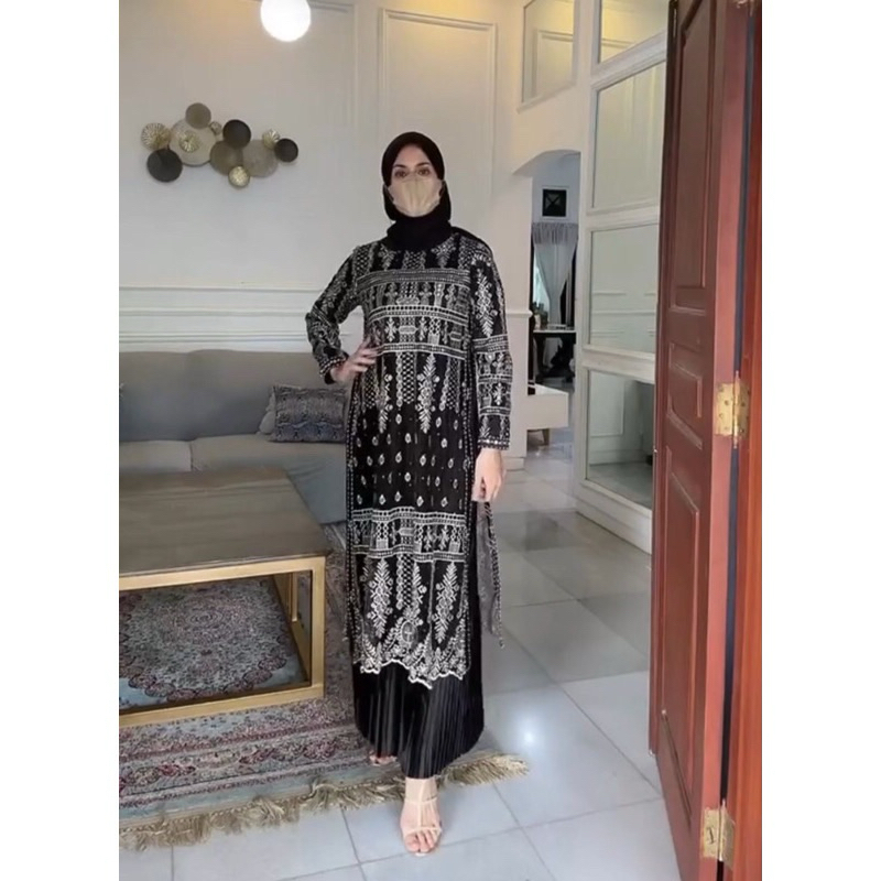 quinnara pleats dress burgundi kaftan