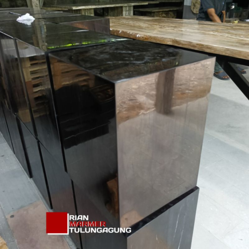 Kursi Duduk kotak kubus batu fosil kayu hitam glossy