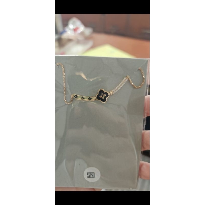 Kalung serut plat V aurel permata hitam putih emas asli 700 70% 16k
