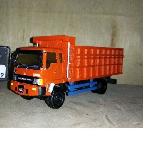 Miniatur truk Fuso Oren 1