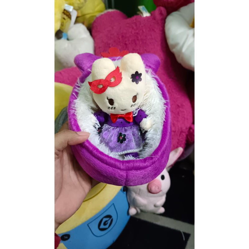 gantungan kunci maroon cream sanrio original