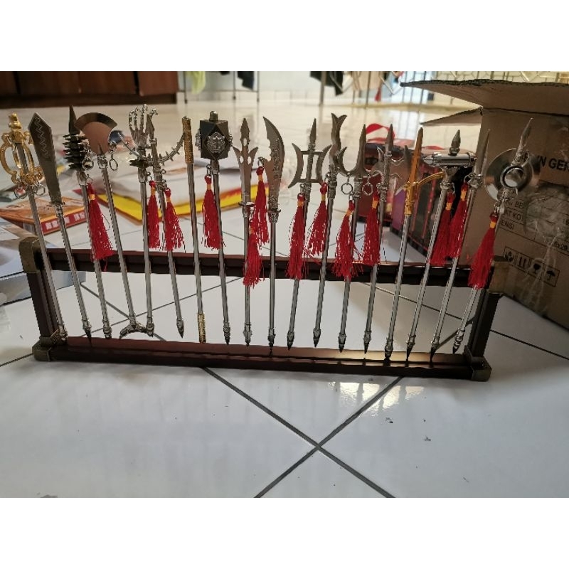 Miniatur 18 senjata panjang kuno