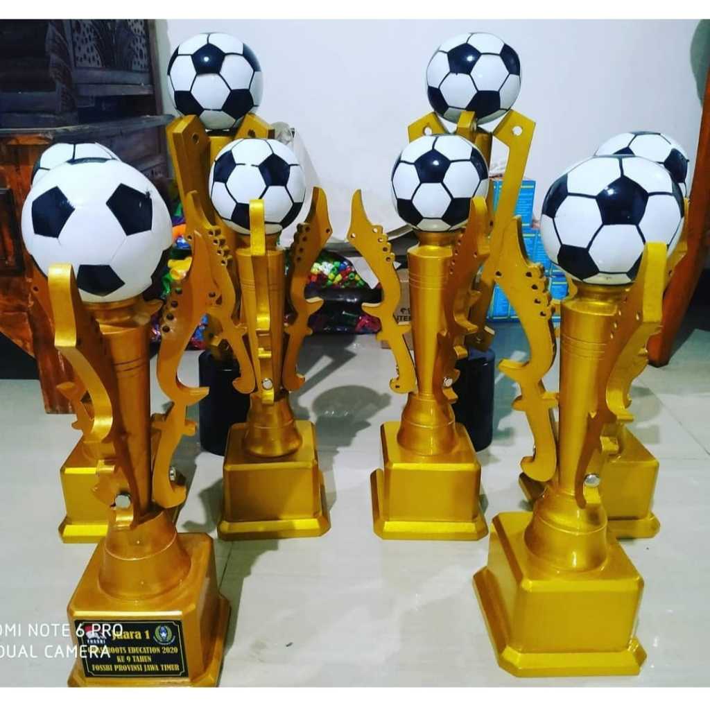 piala sepak bola bergilir bahan full kayu