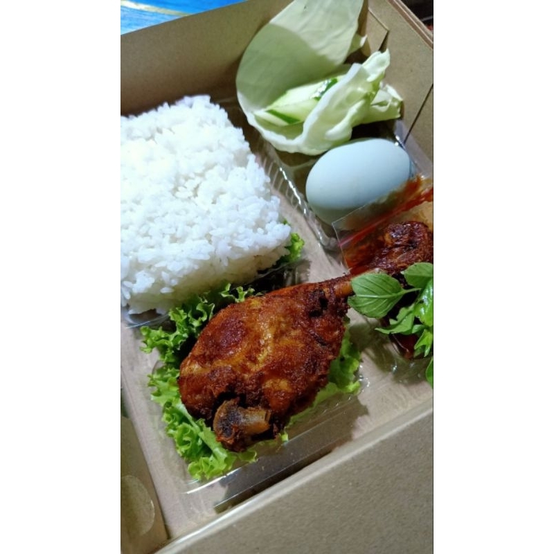 

Paket nasi ayam goreng Dan telor asin kemasan thinwall kotak