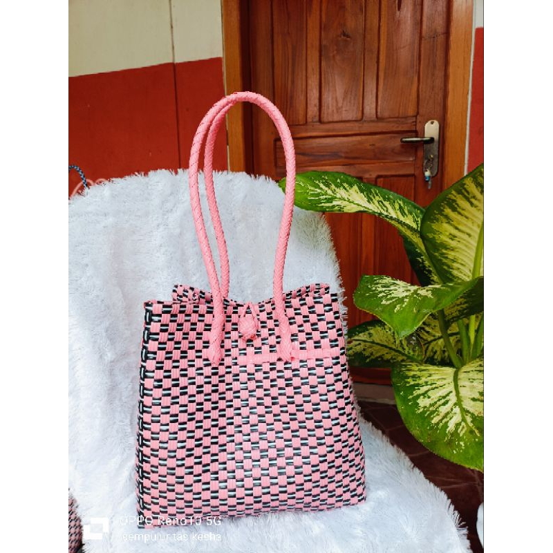 Tas anyaman plastik jali jali preimum peach hitam size L