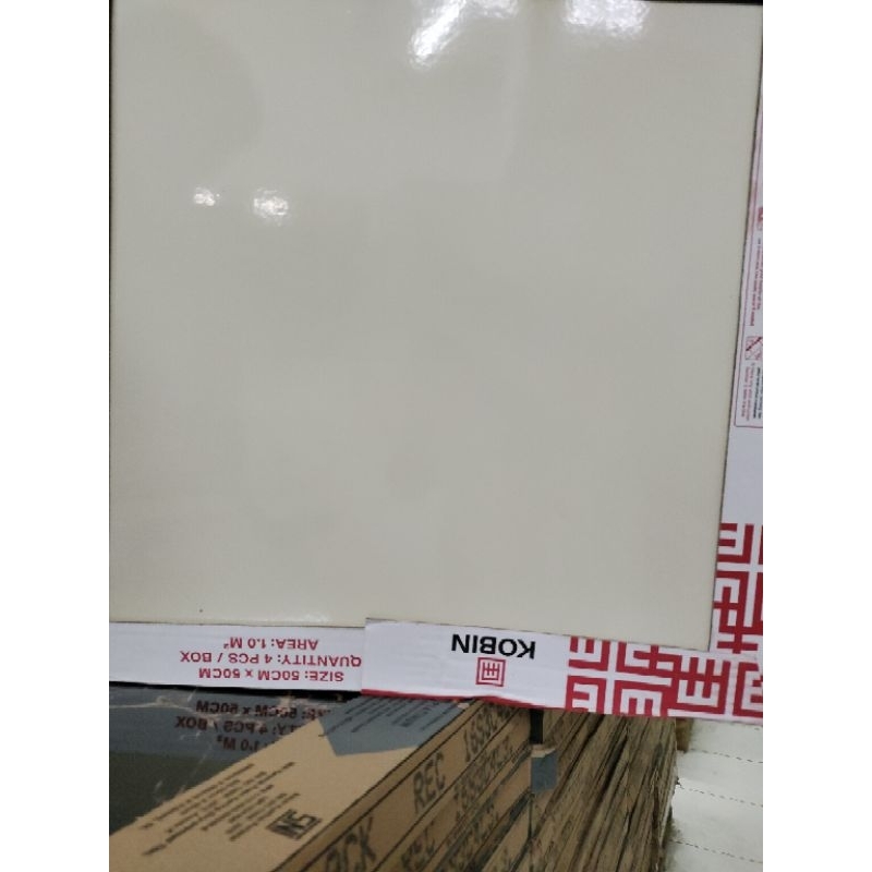 KERAMIK 50X50 CREAM POLOS GLOSSY