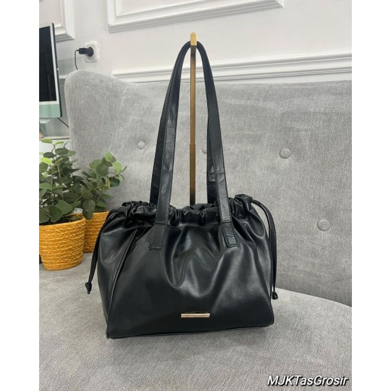 Tas Totebag Wanita Kulit Premium Motif Polos Serutan Magnet Hitam