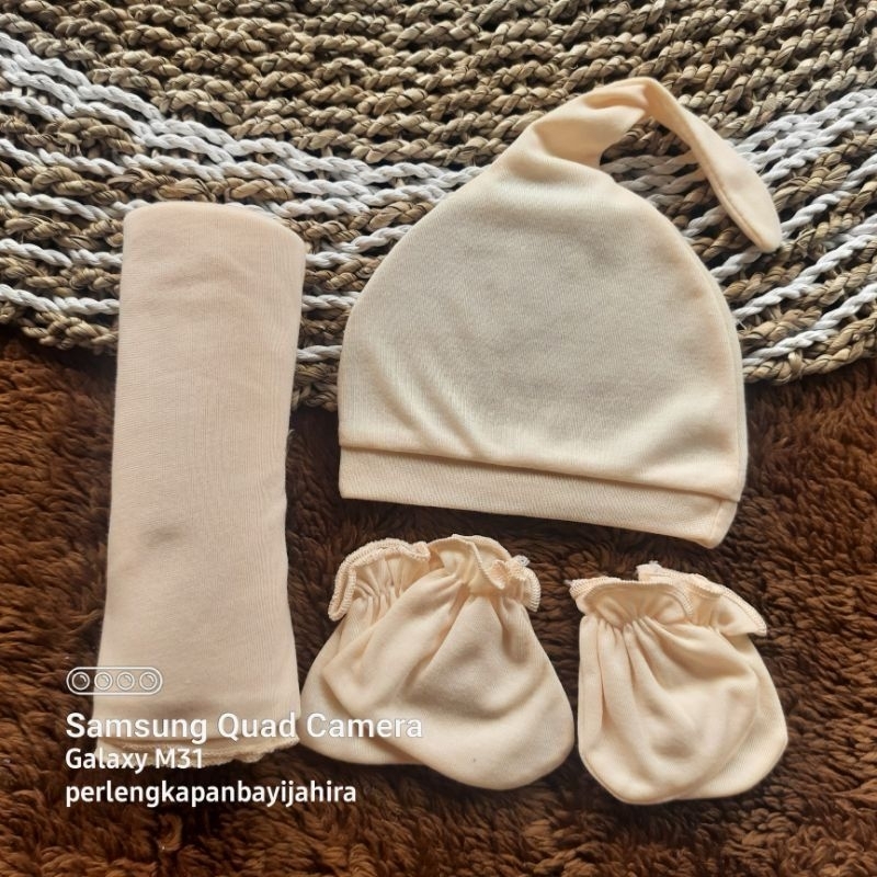 1 set bedong,sarung tangan, sarung kaki,topi bayi