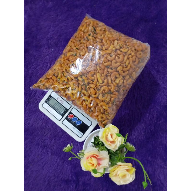 

1 Kg Makroni Pedas rasa original daun jeruk dan pedas daun jeruk