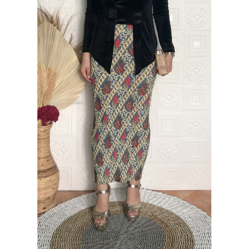 Rok plisket NOWIRU motif parang merah silver