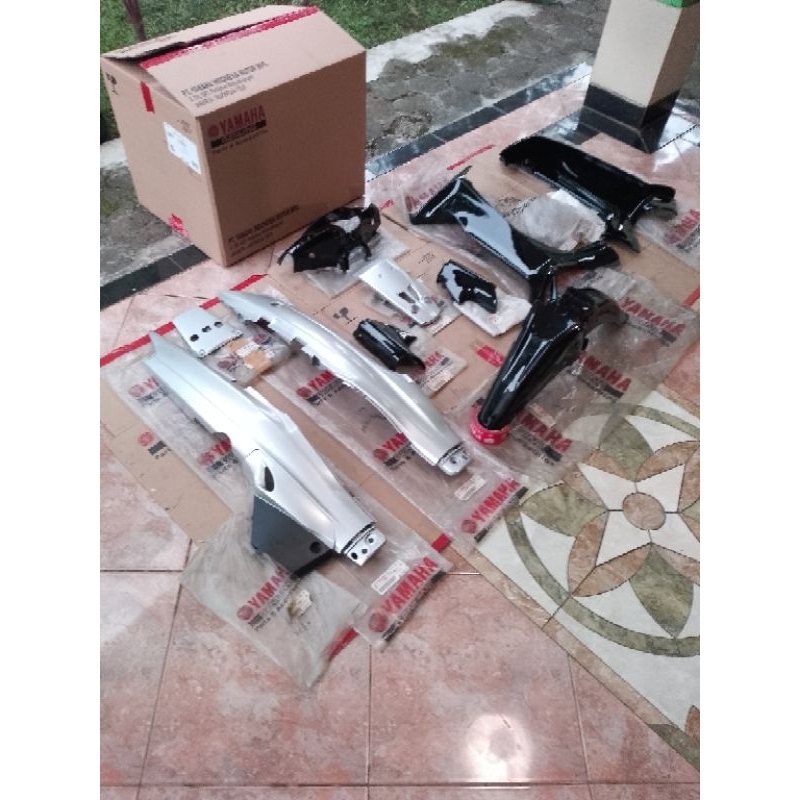 Body halus Fullset Yamaha F1ZR Hitam Silver 2003 Original YGP New Old Stock