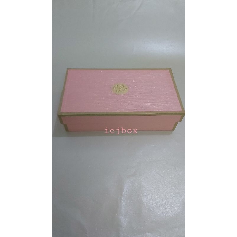 

Box Asteria warna pink muda tepi keliling warna emas,alas dan tutup terpisah