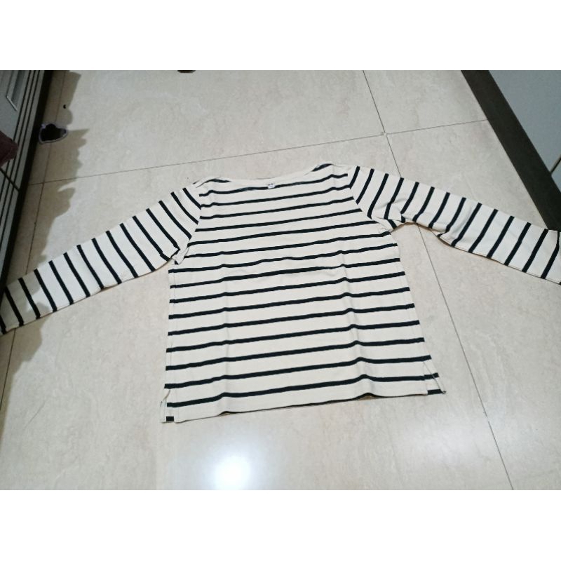 PRELOVED INNER/TSHIRT UNIQLO SIZE S